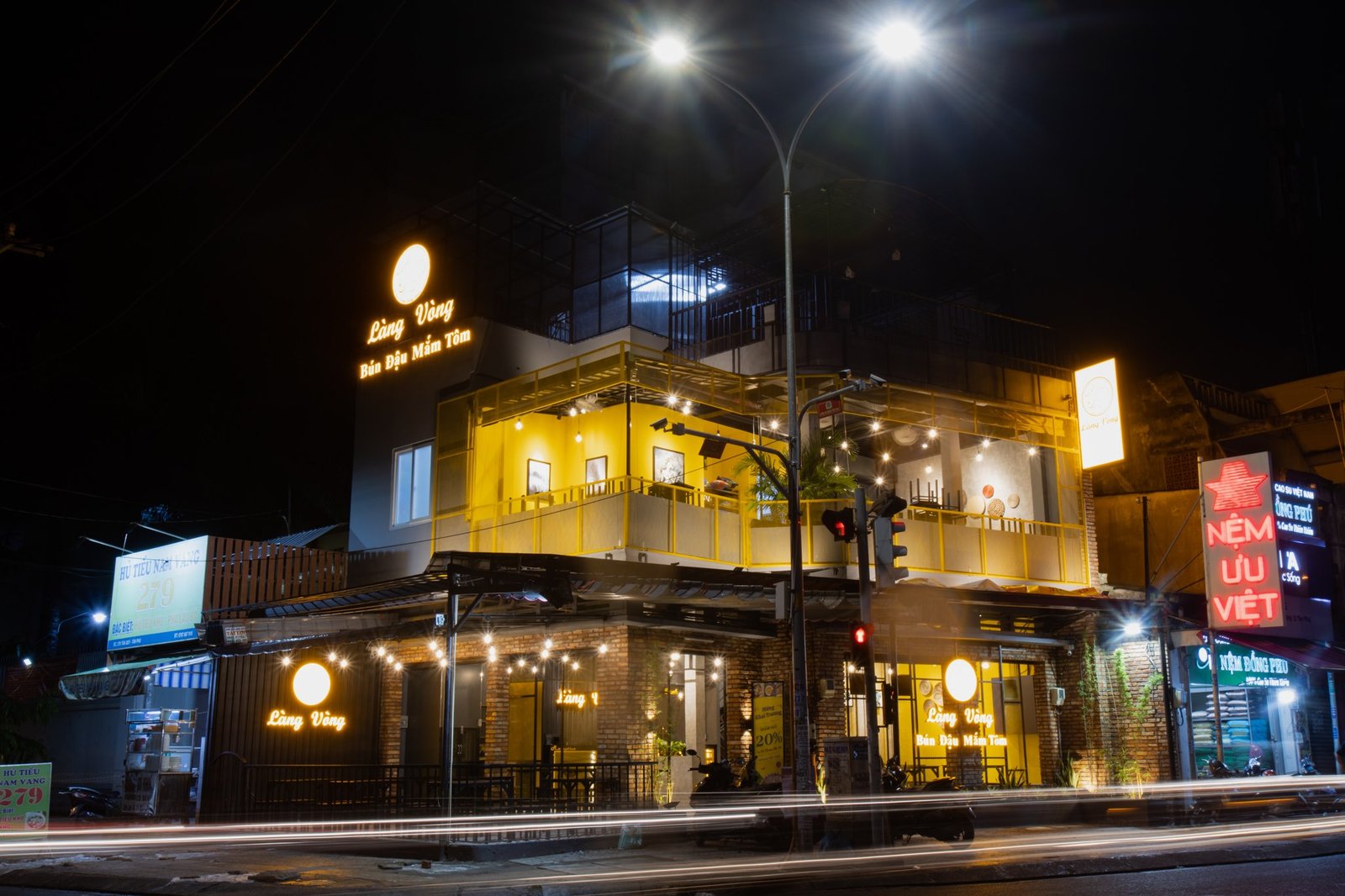 Khám Phá Menu Bún Đậu Làng Vòng Chuẩn Vị Bắc Không gian quán được thiết kế ấm cúng, sạch sẽ với bàn ghế gỗ