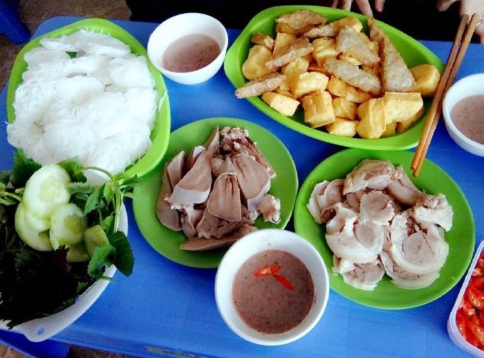 Ảnh minh họa một mẹt bún đậu mắm tôm đầy đủ topping, nhấn mạnh vào phần lưỡi heo thái mỏng