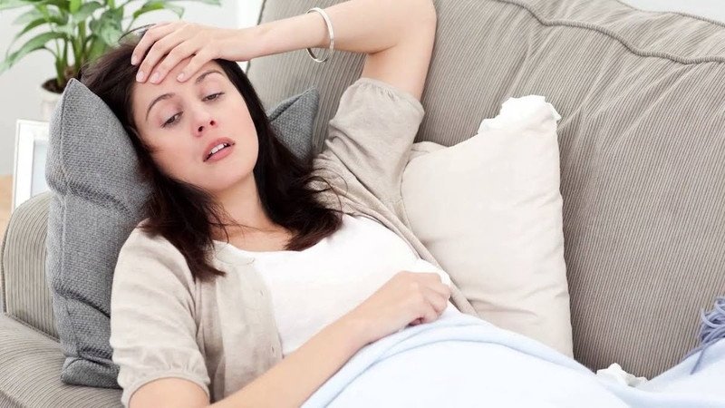 Bác sĩ đang kiểm tra đường huyết cho bệnh nhân để chẩn đoán bệnh tiểu đường