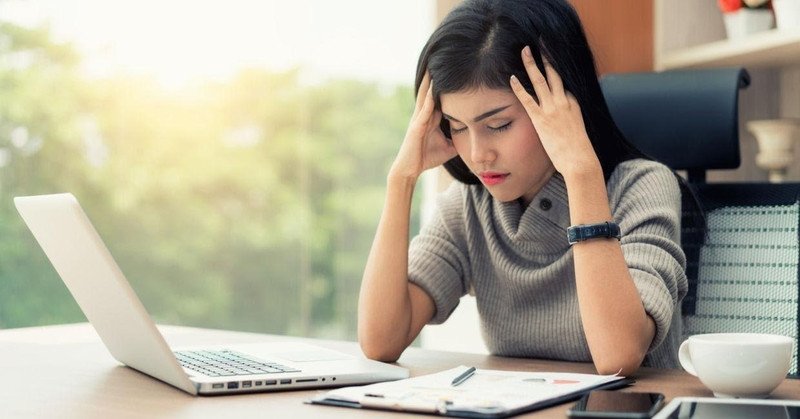 Bác sĩ đang kiểm tra nhịp tim và huyết áp cho một bệnh nhân đang có biểu hiện mệt mỏi.
