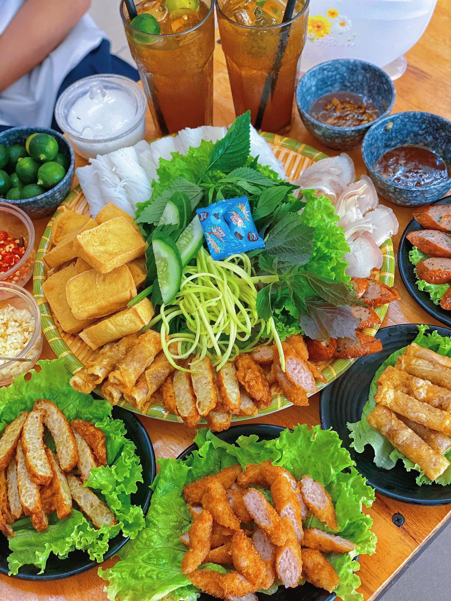 Bàn ăn bày biện mẹt bún đậu đầy đủ các món chiên và luộc