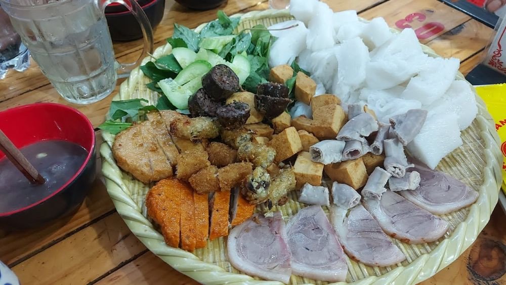 Bàn ăn bún đậu với đầy đủ các món ăn kèm được bày biện hấp dẫn