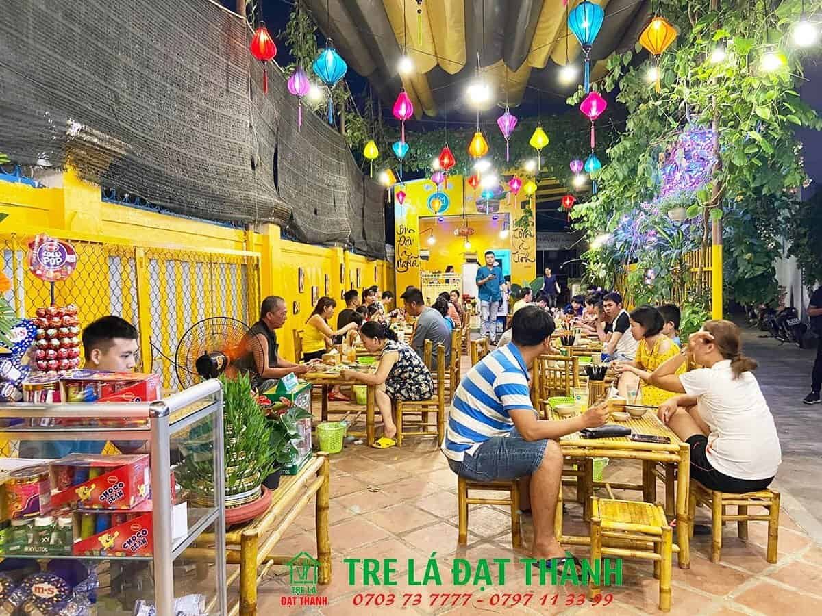 Bàn ghế tre tự nhiên mang lại vẻ đẹp truyền thống cho quán ăn