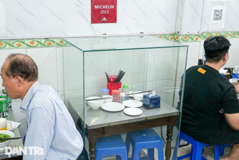 Bàn ghế trưng bày nơi Tổng thống Obama từng dùng bữa tại quán bún chả nổi tiếng