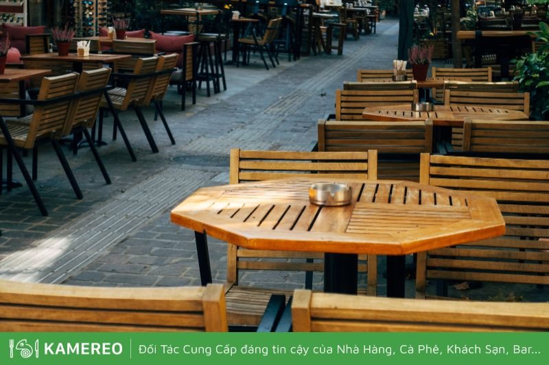 Bàn ghế và mẹt tre là những vật dụng cần thiết cho quán bún đậu