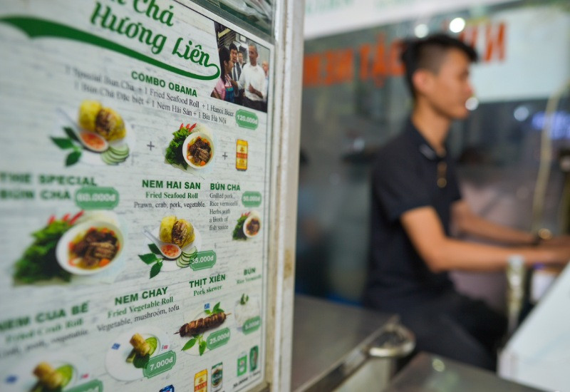 Bảng giá các món ăn tại một cơ sở của quán bún chả nổi tiếng