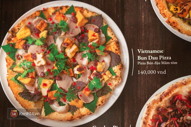Bánh pizza độc đáo với các topping đậm chất Việt Nam được xếp trên đế bánh vàng giòn