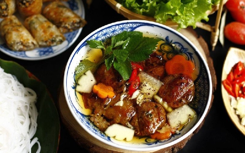 Bát bún chả Hà Nội thơm lừng với thịt nướng xém cạnh, dậy mùi than hoa quyện cùng nước chấm vàng óng