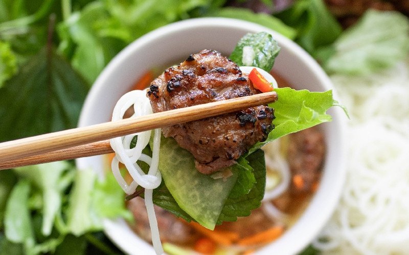Bát bún chả nóng hổi, tỏa hương quyến rũ khiến người nhìn chỉ muốn thưởng thức ngay