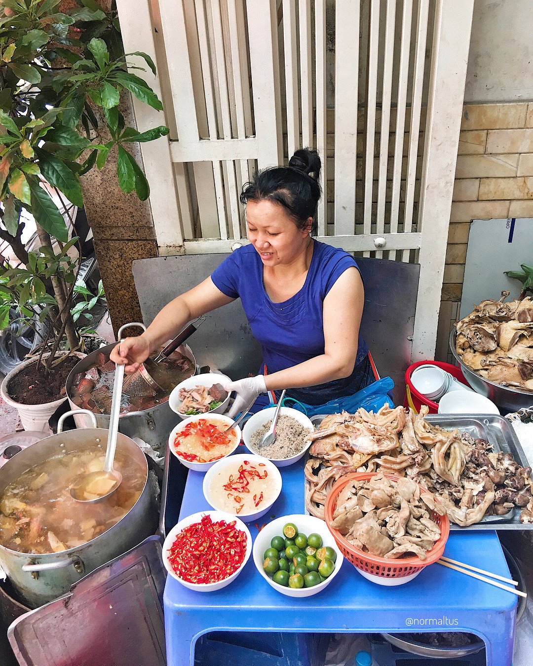 Bát bún ngan đầy đặn với miếng ngan béo mềm và nước dùng thơm mùi nấm khô