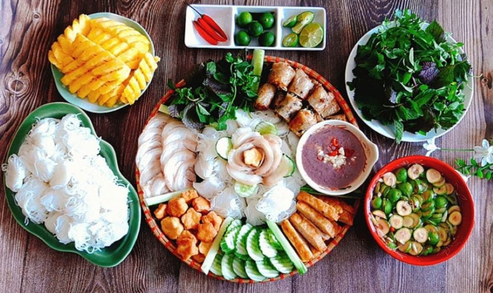 Bát mắm tôm được pha chế đậm đà, dậy mùi thơm