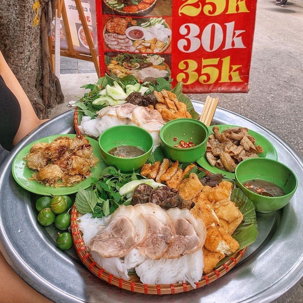 Bát mắm tôm được pha chế khéo léo tại quán bún đậu ngõ Gạch