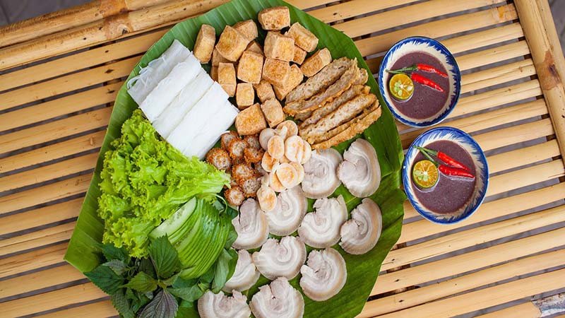 Bát mắm tôm được pha chế kỹ lưỡng với chanh và ớt