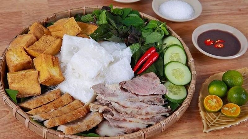 Bát mắm tôm được pha chế với chanh, ớt và đường