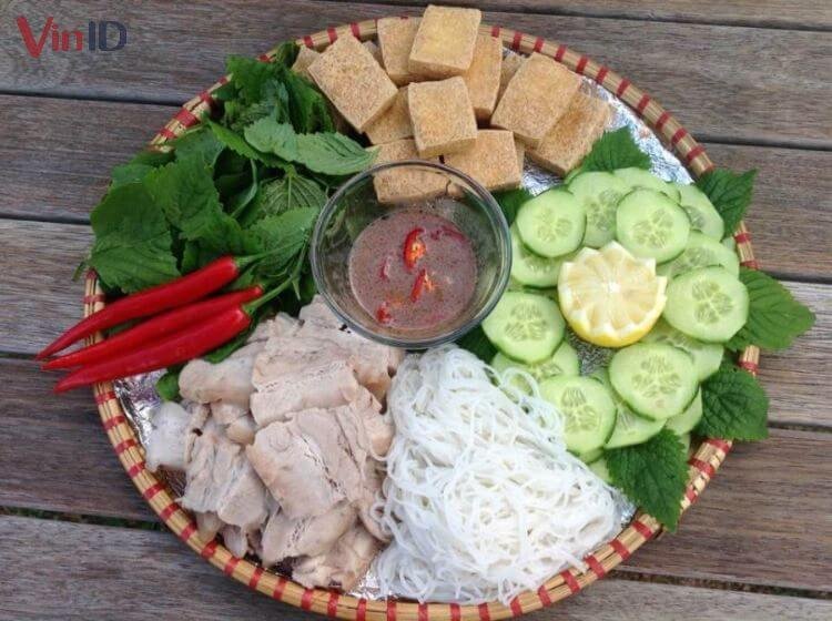 Bát mắm tôm được pha chế với rượu trắng cho hương vị sâu sắc
