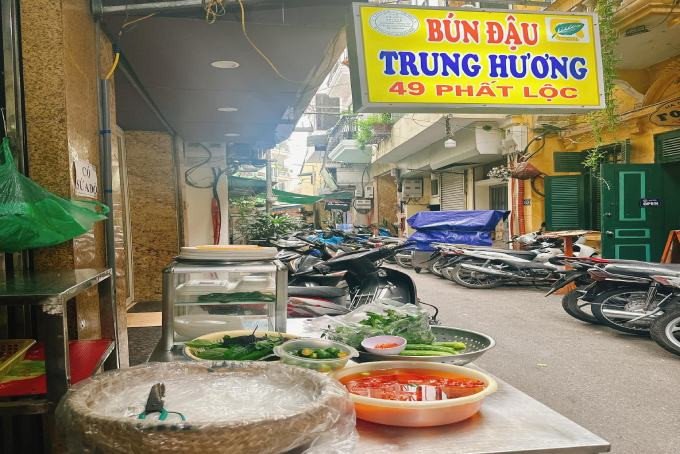 Bát mắm tôm được pha chế vừa vặn với chanh và ớt