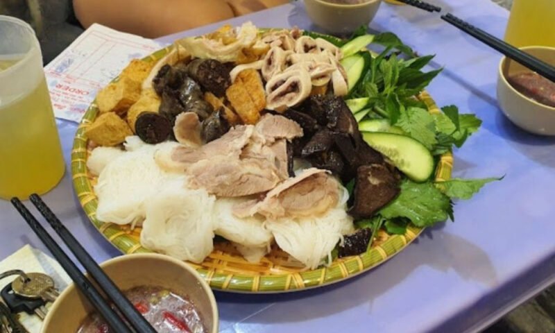 Bày trí mẹt bún đậu đầy đặn tại Bún đậu mẹt Tuấn trọc