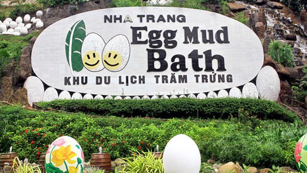 Bể tắm bùn hình trứng độc đáo tại khu du lịch Trăm Trứng