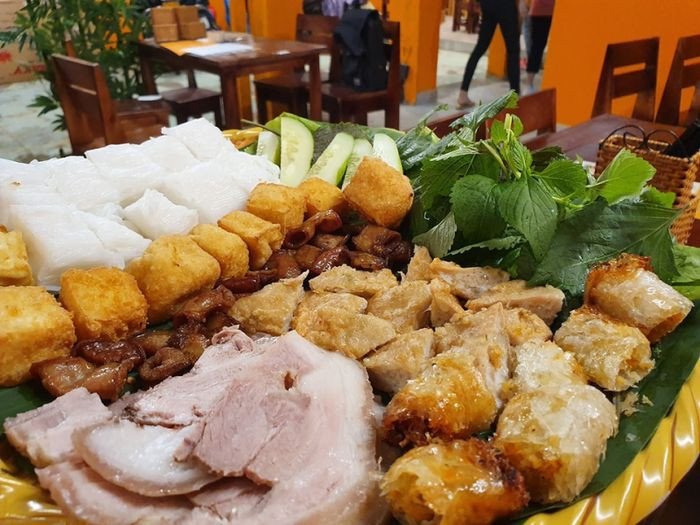 Bếp trưởng đang gắp những miếng đậu phụ nóng hổi vừa chiên xong lên đĩa
