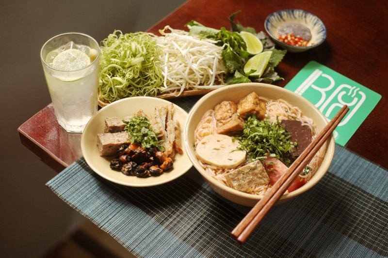 Bún 30 với tô bún riêu to, đầy đủ hương vị đậm đà và màu sắc hấp dẫn