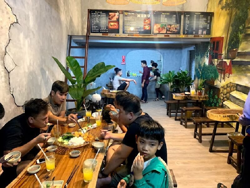 Bún đậu mắm tôm được bày biện đẹp mắt và đầy đủ topping