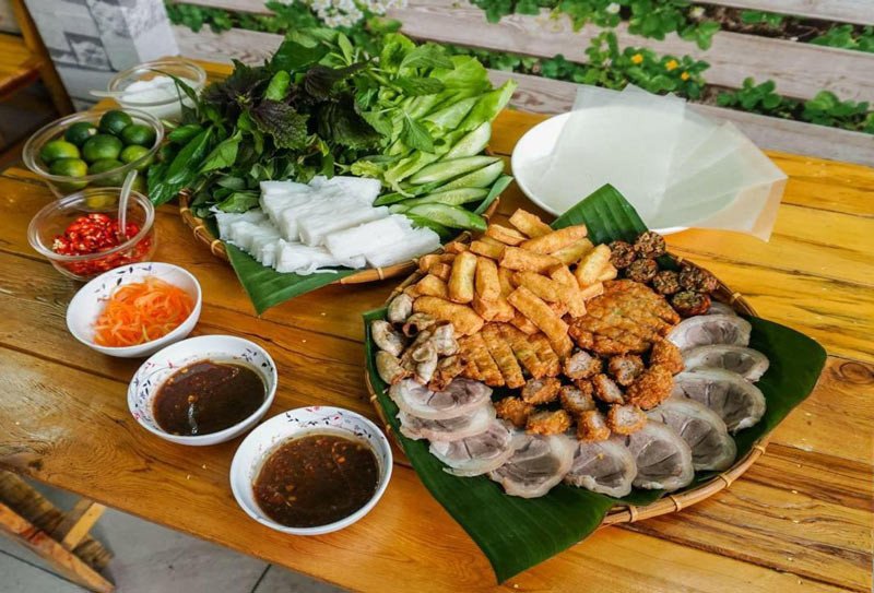 Bún đậu mắm tôm được đặt trên mẹt tre truyền thống