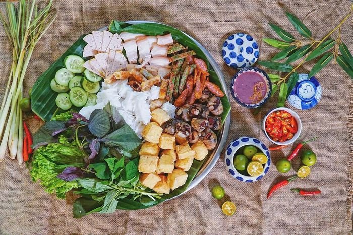 Bún đậu mắm tôm được trình bày trên mẹt tre với đầy đủ topping, ánh sáng tự nhiên