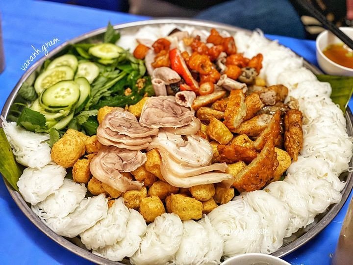 Bún đậu mắm tôm hấp dẫn với đầy đủ topping và rau sống