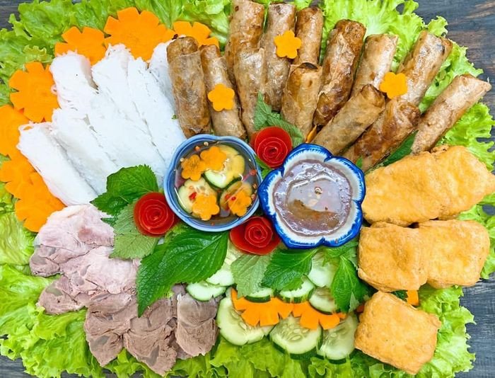 Bún đậu mắm tôm với các món ăn kèm như chả cốm và thịt luộc được trình bày đẹp mắt