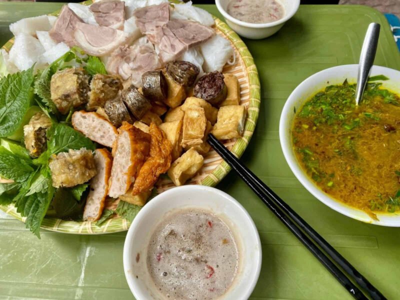 Bún đậu mắm tôm với đầy đủ các thành phần cơ bản