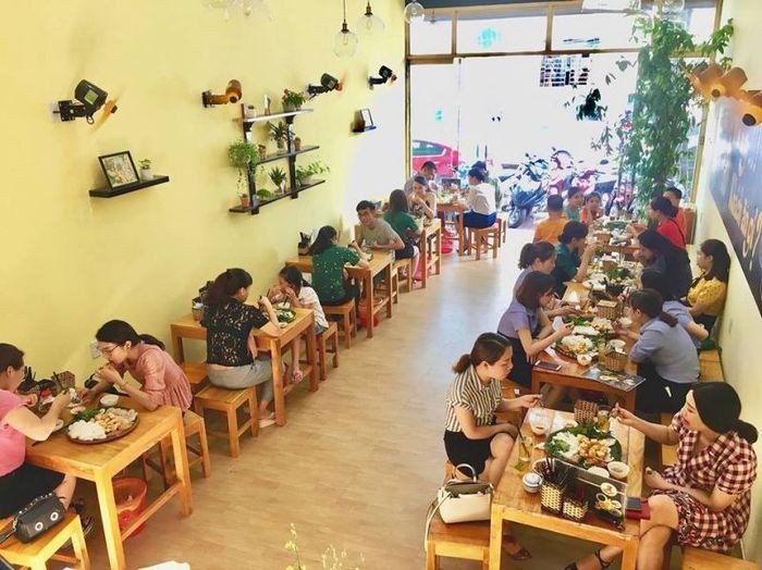 Bún lá trắng mềm mịn và đậu hũ chiên vàng giòn xếp trên mẹt tre