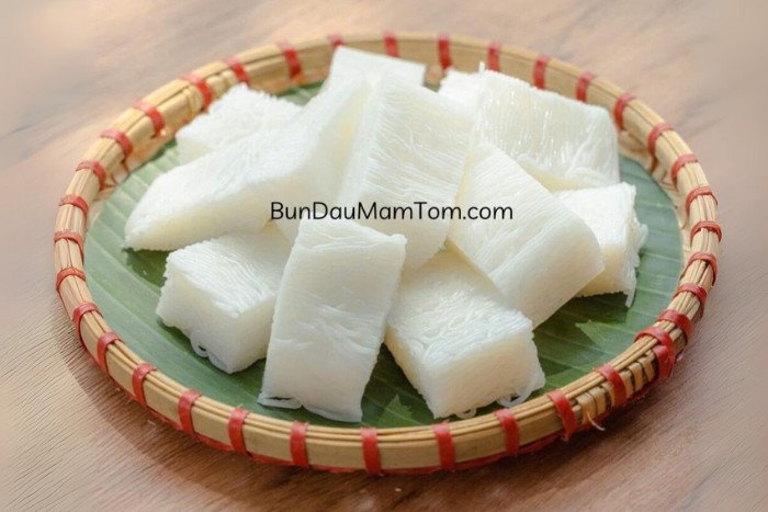 Bún lá và đậu phụ chiên vàng giòn trong mẹt bún đậu mắm tôm