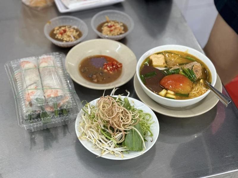 Bún Riêu Gánh với tô bún riêu hấp dẫn, mỡ màng, khiến người ta say mê ngay từ cái nhìn đầu tiên