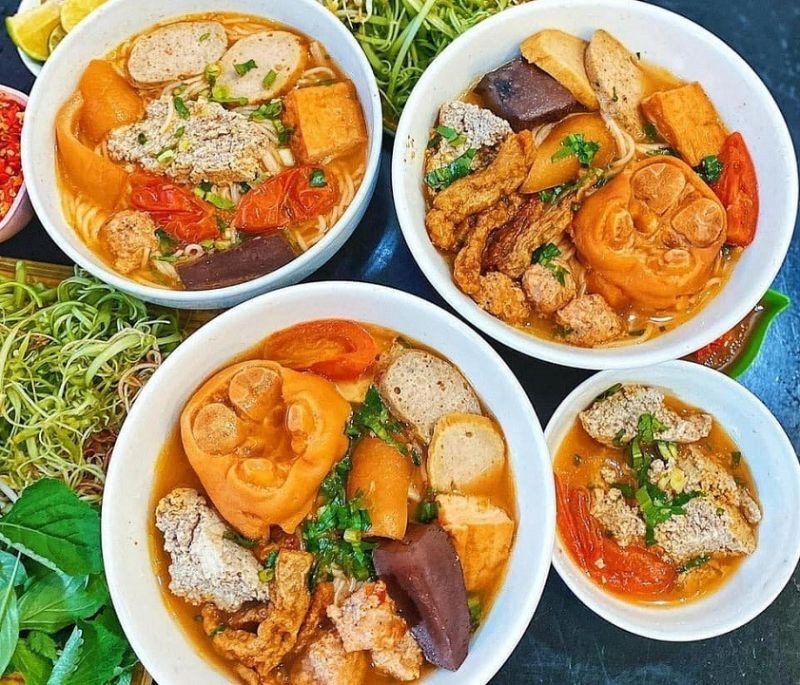 Bún Riêu Hẻm Ông Tiên với tô bún riêu đầy ắp topping, chả cua đặc biệt dai dai