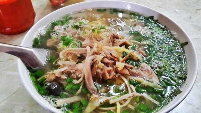 Bún thang được phục vụ kèm rau thơm và gia vị