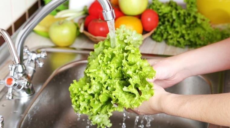 Cà rốt và đu đủ được nạo sợi sẵn sàng cho bước ngâm chua ngọt