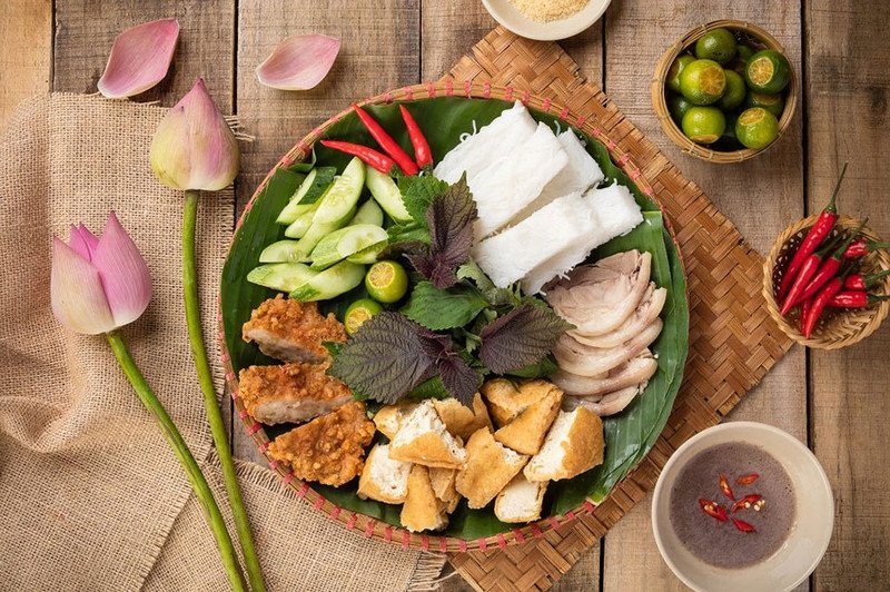 Các loại rau ăn kèm bún đậu bao gồm kinh giới và tía tô