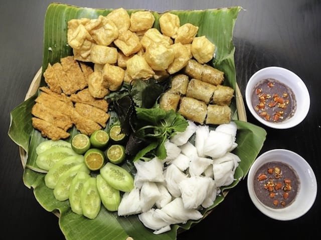 Các loại rau sống tươi xanh như tía tô, kinh giới, húng quế đi kèm món ăn