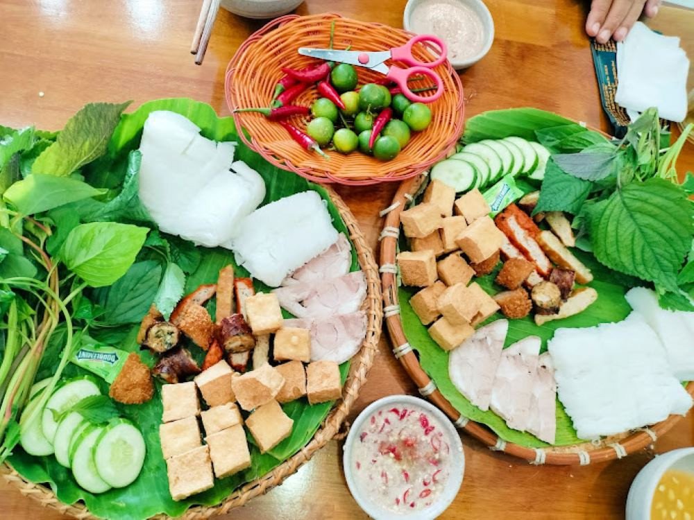 Các loại topping đa dạng đi kèm với bún đậu như chả cốm, nem rán và lòng rán