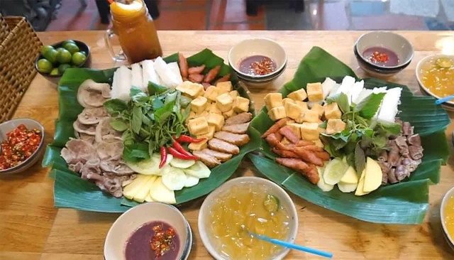 Các món ăn kèm đa dạng trong một mẹt bún đậu