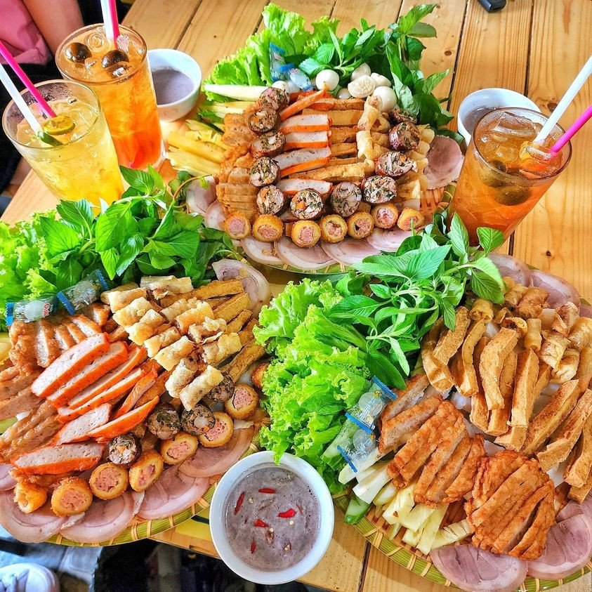 Các món ăn kèm đặc biệt như chả cốm hay dồi sụn được bày trí đẹp mắt