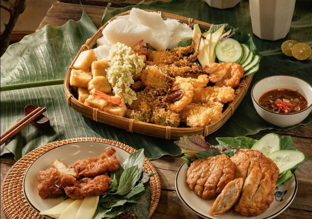 Các món ăn kèm độc đáo được trình bày hấp dẫn trong mẹt bún đậu