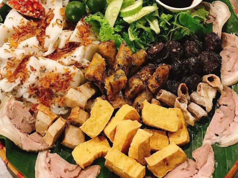 Các món ăn kèm hấp dẫn như chả cốm và dồi rán
