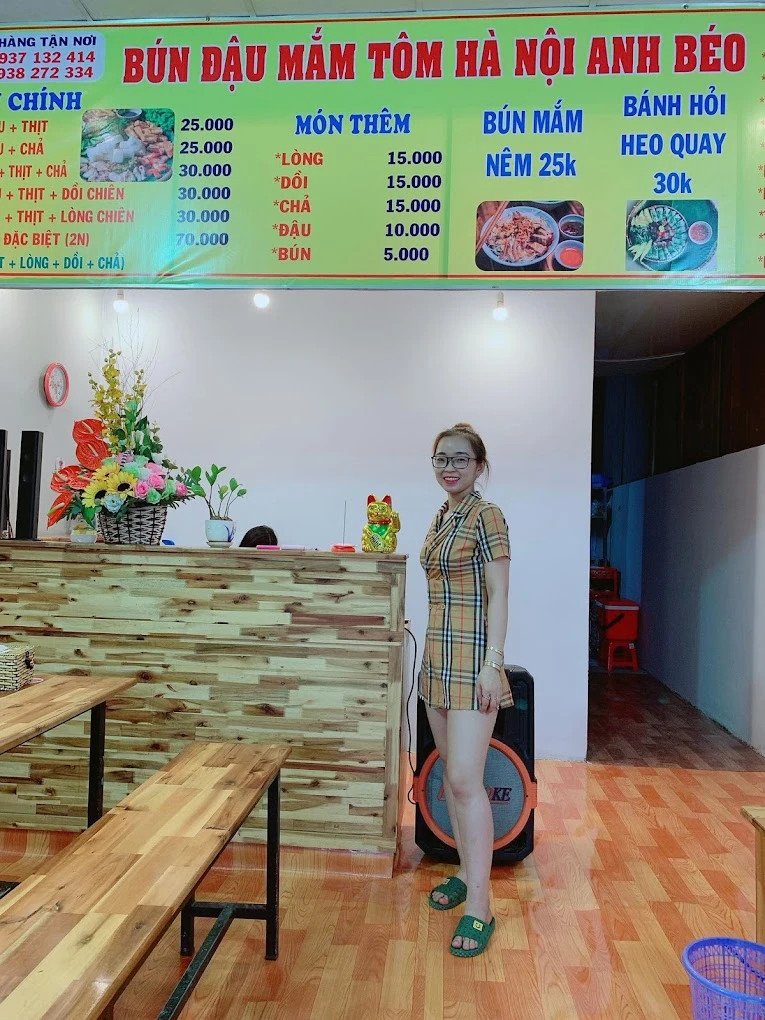 Các món ăn kèm hấp dẫn như dồi rán và chả cốm
