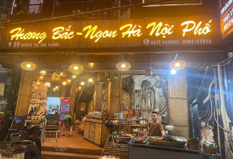 Các nguyên liệu đã được sơ chế bày biện trên bàn chuẩn bị hoàn thành món ăn
