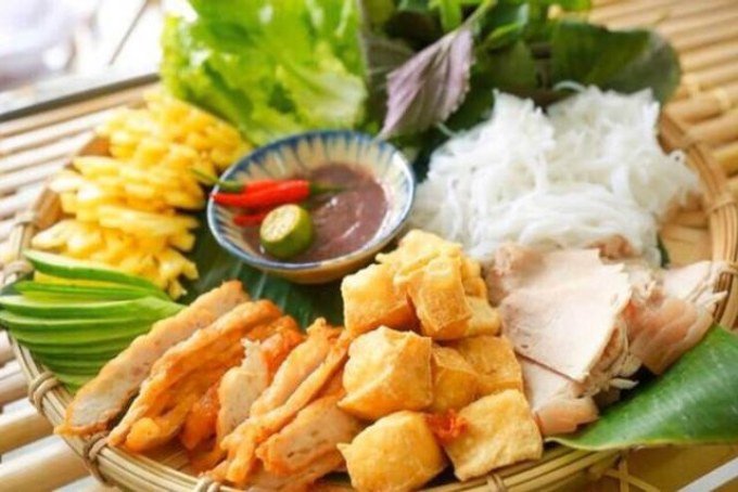Cận cảnh bát mắm tôm được pha sẵn với chanh và ớt