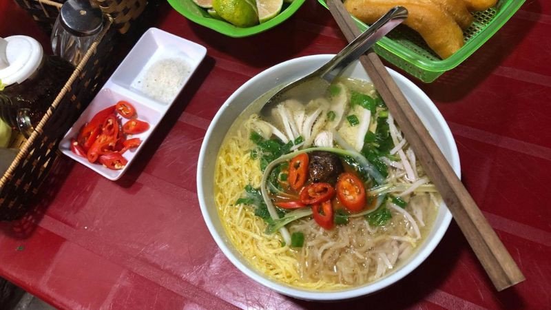 Cận cảnh các loại topping đầy màu sắc trên tô bún