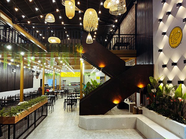 Cận cảnh các món ăn kèm hấp dẫn như tai heo sốt Thái và lòng rán