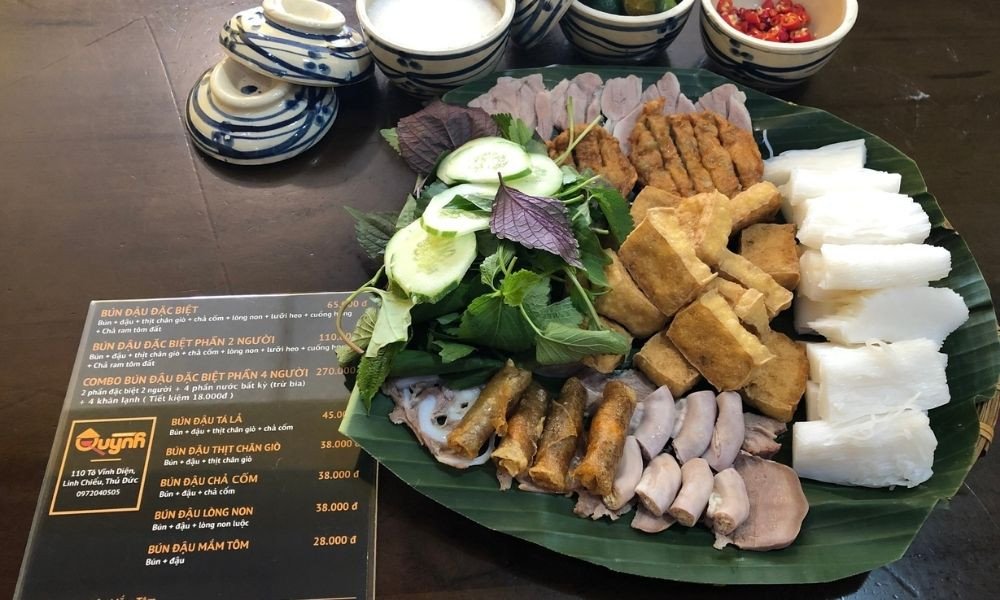 Cận cảnh chén mắm tôm được pha chế đậm đà, thơm lừng với chanh ớt