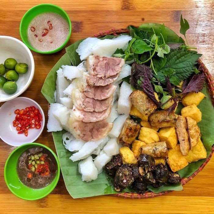Cận cảnh chén mắm tôm được pha chế vừa miệng, sẵn sàng để chấm cùng bún đậu
